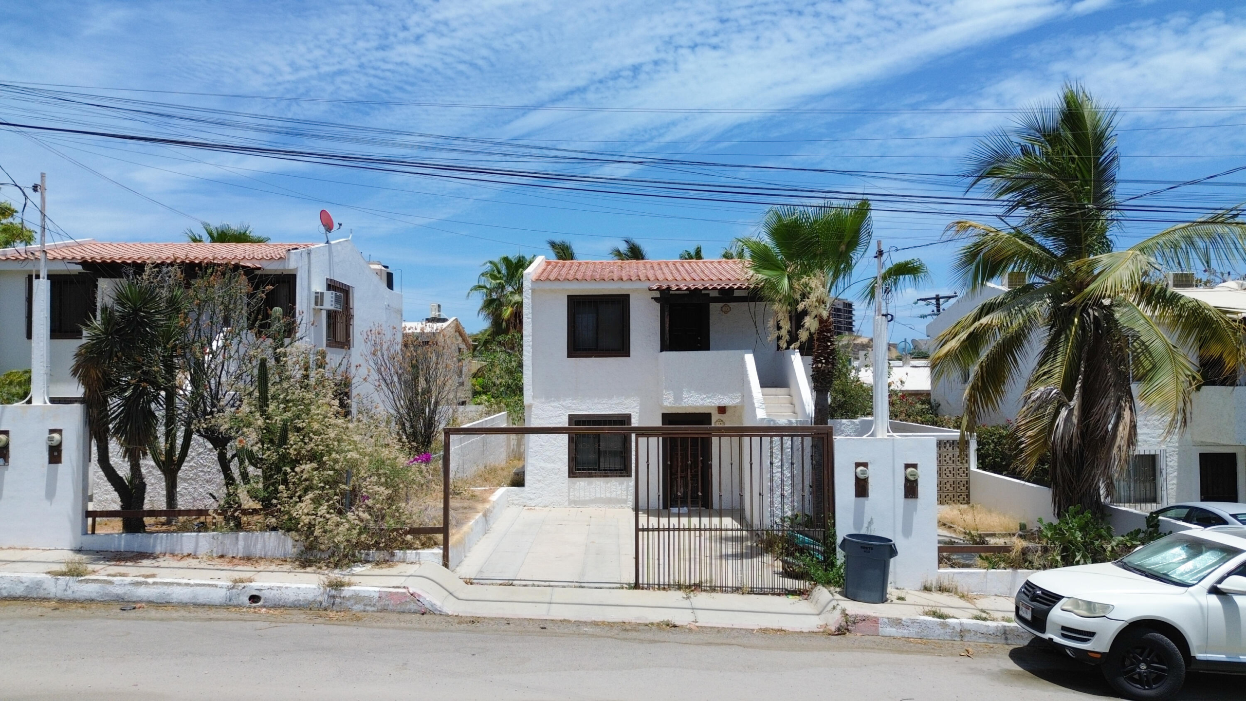 Los Cabos La Cima This House perfectly located in El Tezal Cabo San Lucas offer less than 5 minutes drive to El medano beach, costco, Soriana super market(24hrs) school, hospital walmart and many restaurants, with also ocean – 2 Malvarrosa, San Jose del Cabo, BS