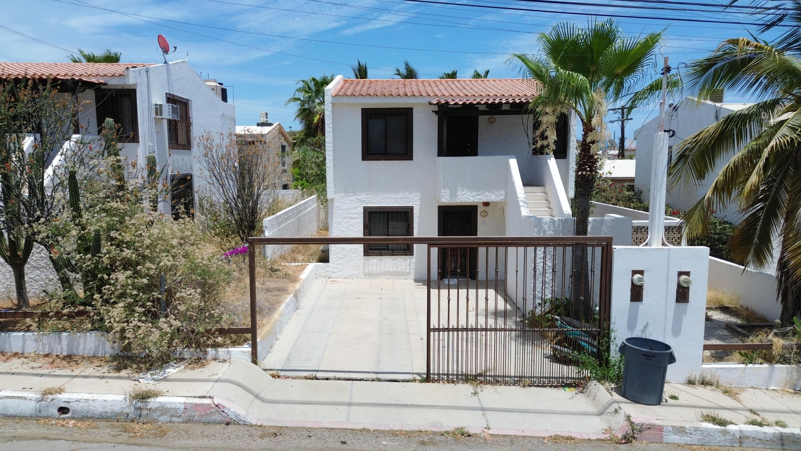 Los Cabos La Cima This House perfectly located in El Tezal Cabo San Lucas offer less than 5 minutes drive to El medano beach, costco, Soriana super market(24hrs) school, hospital walmart and many restaurants, with also ocean for sale