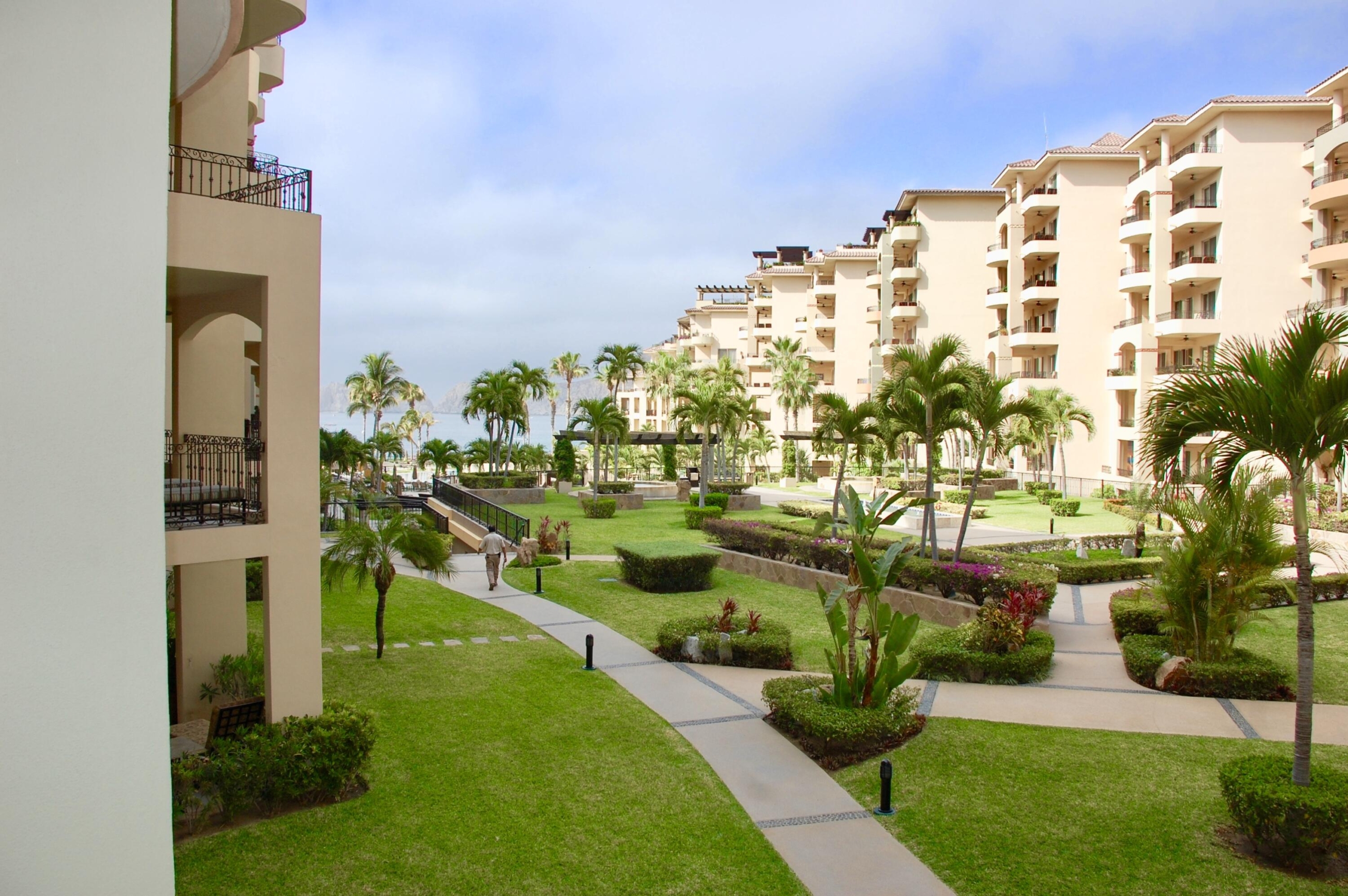 Los Cabos Marea Los Cabos Move-in ready and fully furnished Modern design with spacious, bright interiors Private balcony Amenities include pool, gym, parking, and 24/7 security Just minutes from the beach, close to restaurants, shops, supermarkets, and with easy access to main roads. High Investment Potential Ideal for generating income through short- or long-term rentals in a booming tourist area. – Camino Viejo a SJC, Km 0.5, Cabo San Lucas, BS