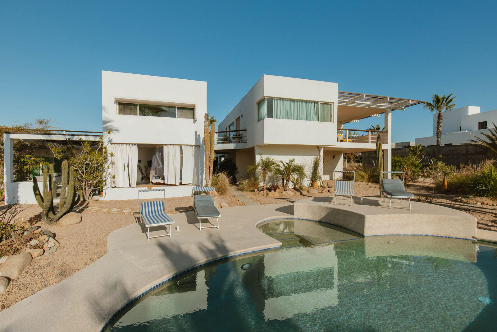 Los Cabos Santa Rosa Strategic Investment in El Zacatal: Dual-Unit Property with High ROI PotentialLocated just one block from the main Blvd. Dr. Ernesto Chánez Chávez, this property is a prime opportunity in one of San José del Cabo's high-demand rental markets. The building features two independent, spacious units designed for modern living.Unit A (2 Bedrooms): A generous layout ideal for small families or professionals. It features a full kitchen with a functional breakfast bar and a complete bathroom.Unit B (1 Bedroom): A cozy, efficient unit perfect for couples or individuals. Includes a kitchen with a built-in bar and a full bathroom. for sale