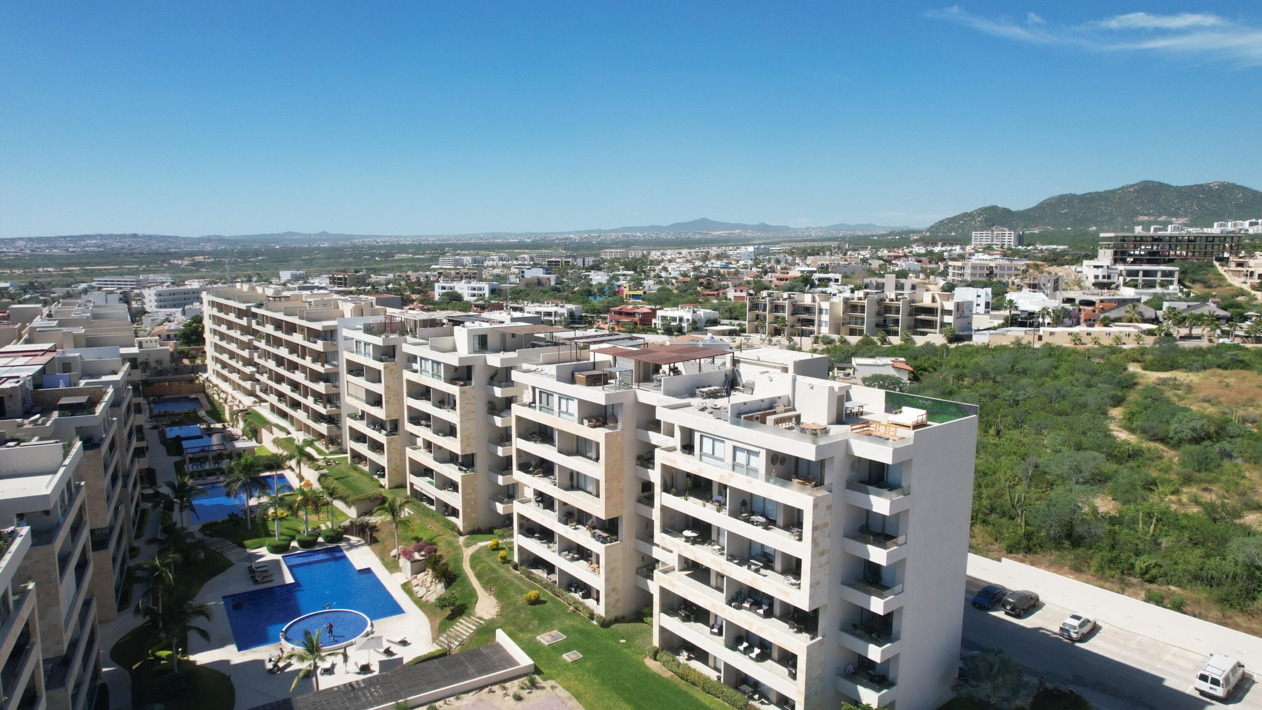 Los Cabos Vista Vela Iii Modern and elegant condo located in the exclusive Vista Vela 3 development, in the El Tezal area of Cabo San Lucas. This 2 bedroom, 2 bathroom unit offers a contemporary lifestyle, with spacious interiors, high quality finishes, and a private terrace perfect for enjoying the tranquility and common areas.The kitchen is fully equipped with stainless steel appliances, granite countertops, and an open design that connects to the living room and dining room, creating an ideal environment for socializing.The master bedroom has a full bathroom and a large closet; the second bedroom can function as a guest room or workspace.Just minutes from the marina, beaches, supermarkets, and restaurants, this property combines residential tranquility with the convenience of being close to everything. – Vista Vela III, Cabo Corridor, Cabo Corridor, BS