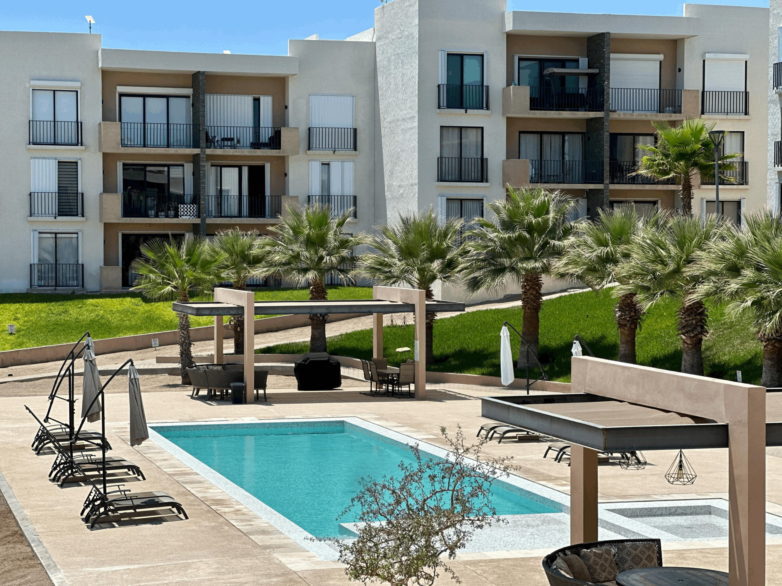 Esperanza Maralta nvestment opportunity in Maralta, Cabo San Lucas. This 96 m² property offers 2 bedrooms, 1 bathroom, full kitchen, range hood, cooktop, oven, washing machine, and 3 AC units. Community amenities include 24/7 security, pool, playground, and parking. Mortgage loans and cash offers accepted.Oportunidad de inversión en Maralta, Cabo San Lucas. Propiedad de 96 m² con 2 recámaras, 1 baño, cocina integral, campana, parrilla, horno, lavadora y 3 minisplits. Amenidades: seguridad 24/7, alberca, área de juegos y estacionamiento. Se aceptan créditos hipotecarios y pago de contado. for sale