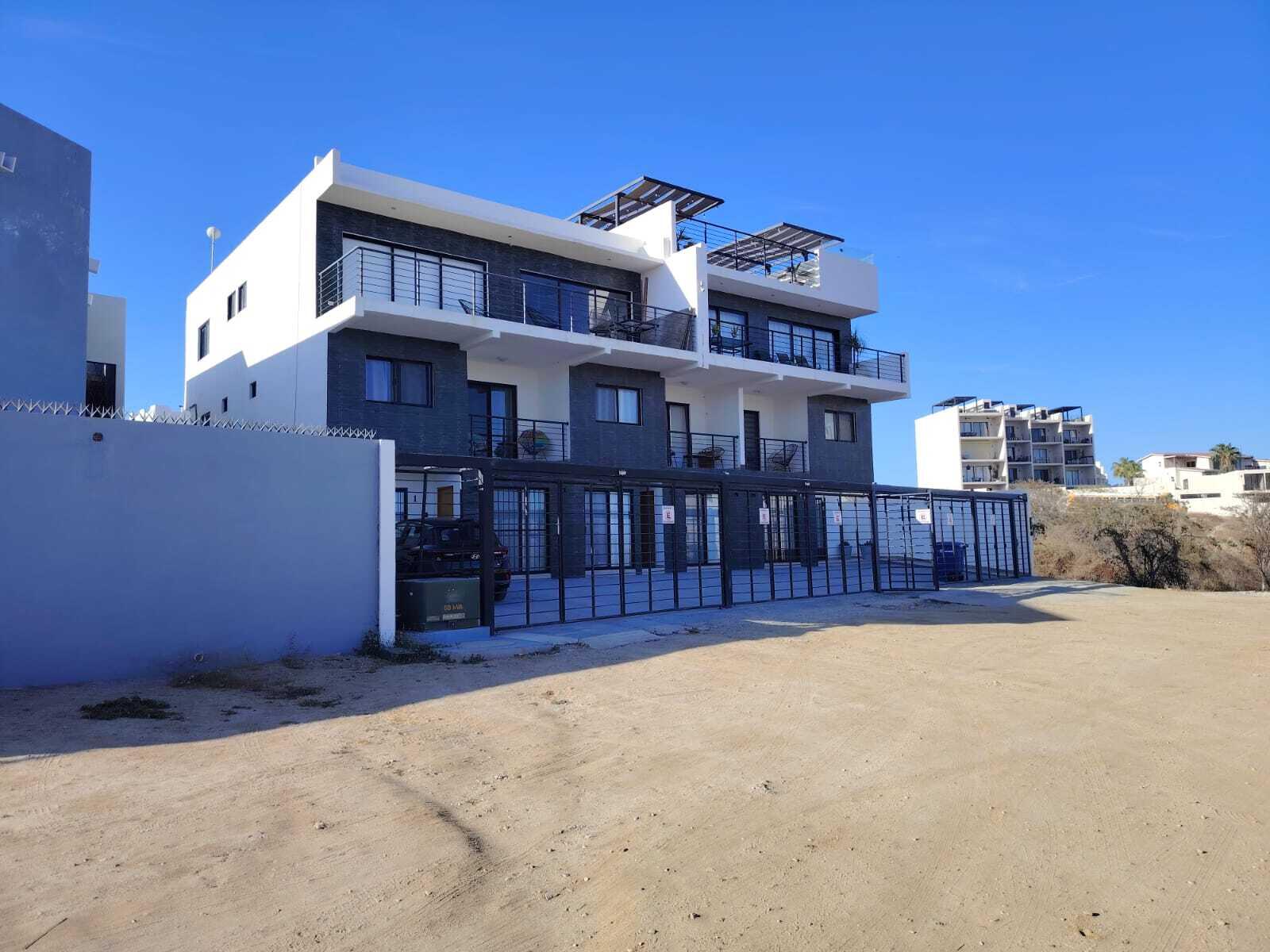 Los Cabos Betanya Located in one of the city's most sought-after and fastest-growing areas, El Tezal, this charming first-level apartment offers exceptional value in a boutique building with only 8 units, ensuring privacy and a peaceful atmosphere.Property features:Comfortable and functional layout with 72.00 m² of private construction area.Located on the 1st level for easy and convenient access.Bright living and dining area.Assigned parking space.Just 5 minutes from Costco, Soriana Hyper, Fresko, Home Depot, restaurants, pharmacies, and public transportation, and only 10 minutes from the beach. With the most competitive price in the area, this is a perfect opportunity for short- or long-term rentals or to enjoy as a personal residence. – Lote 2 Calle del Sol, Cabo Corridor, BS