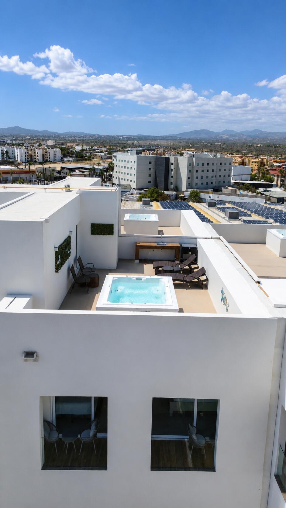 Esperanza Marea Los Cabos Departamento de 2 recámaras y 3 baños completos en Marea Los Cabos. Se entrega totalmente amueblado y equipado, listo para habitar o generar ingresos por renta. Cuenta con roof privado con jacuzzi, acabados contemporáneos y una ubicación privilegiada a pocos minutos de Playa El Médano, la Marina de Cabo San Lucas, restaurantes, comercios y servicios.Fully furnished and equipped 2-bedroom, 3-bathroom condo at Marea Los Cabos. Features a private rooftop with jacuzzi, contemporary finishes, and an excellent location just minutes from Medano Beach, the Cabo San Lucas Marina, restaurants, shopping, and essential services for sale